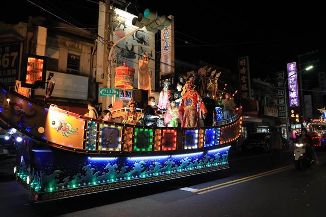 2021台南藝術節系列活動「府城眾神收瘟」藝術遊街，24日下午於善化火車站前出發。(台南市政府提供／劉秀芬台南傳真)