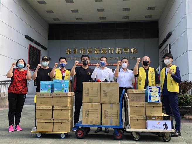 罢免林昶佐案第二阶段，3.3万份连署书于10月9日送件。（杨亚璇摄）