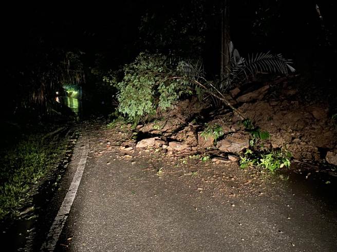 受到下午地震与连日多雨影响，清水地热联外道路土石坍方，明起清水地热将休园3天。（宜兰县警察局提供／李忠一宜兰传真）