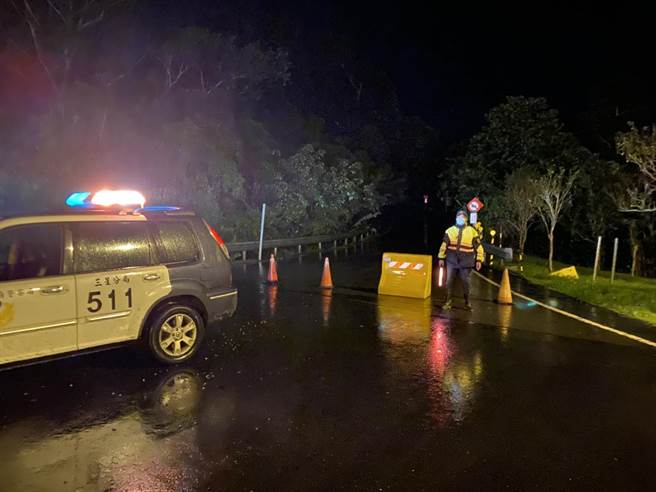警方在联外道路设置三角锥，警示民眾不要进入。（宜兰县警察局提供／李忠一宜兰传真）