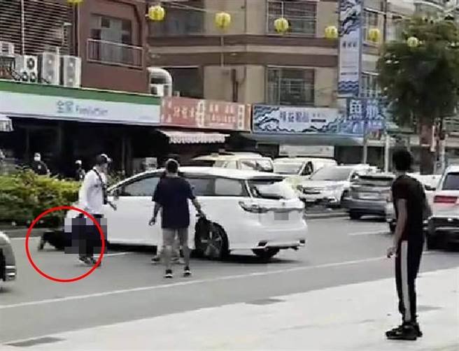 眾人在码头前对着一辆轿车拍打、敲击，随即车辆加速辗过前方男子，又向后倒退，场面让经过民眾吓坏报警。(翻摄画面)