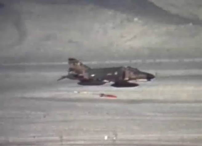 试射B-61练习弹的F-4战机。(图/美国空军)