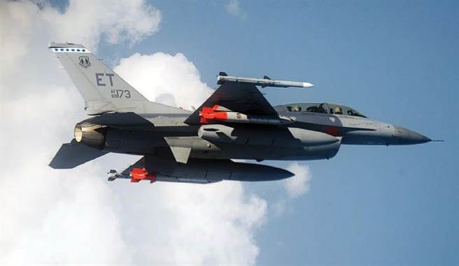 搭载B-61的F-16战机。(图/美国空军)