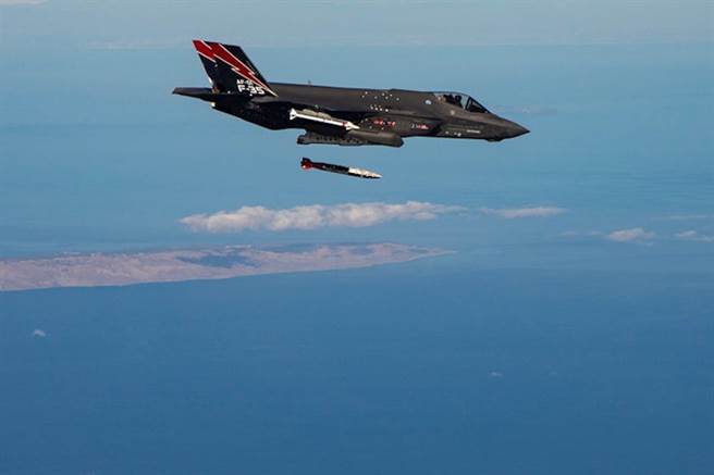 试射B-61练习弹的F-35战机。(图/美国空军)