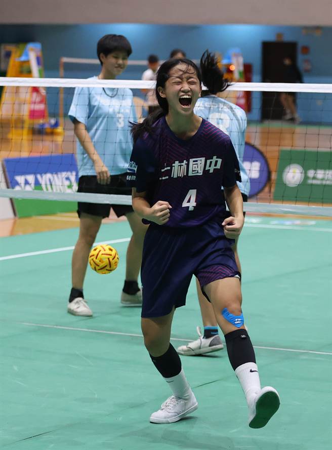 士林國中陳曉葳興奮慶祝勝利。（中華民國藤球協會提供）