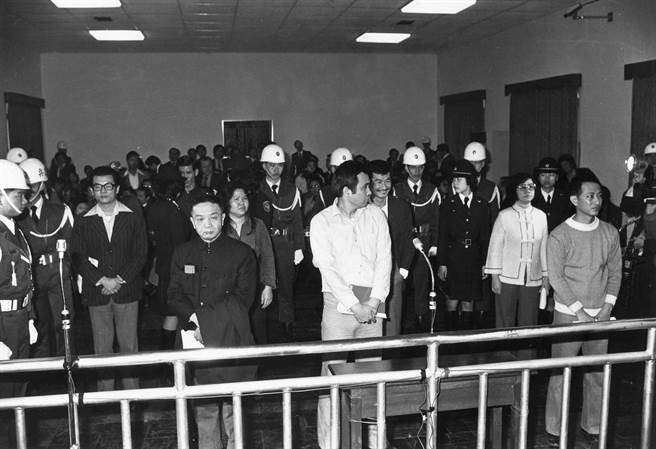 美丽岛大审，黄信介(前排左起)、姚嘉文、张俊宏（后排左起）、陈菊、施明德、吕秀莲。 (中时报系1980年资料照片)
