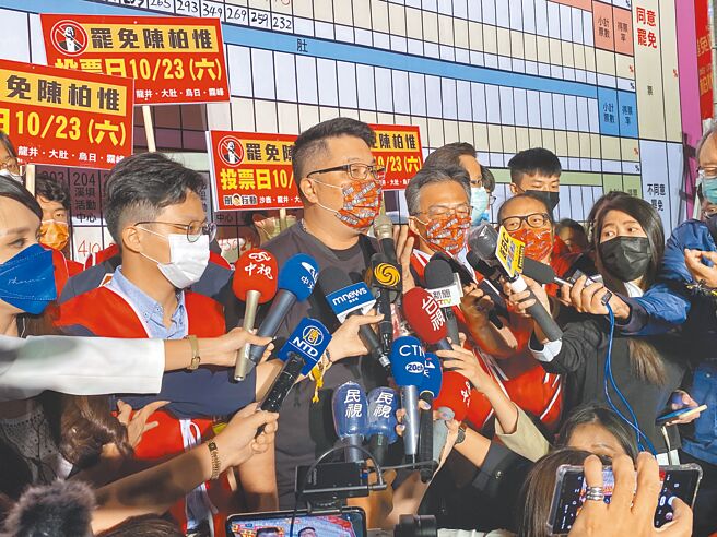 立委陈柏惟罢免案领衔人杨文元（左二）表示，这次罢免案成功，是台湾民主歷史进程上最大的进步。（张妍溱摄）