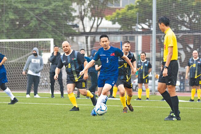 駐台使節夢幻隊對上外交部隊的表演賽，雙方以球會友。（台灣數位外交協會提供）