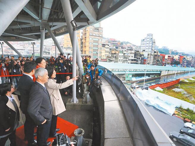 台北市长柯文哲23日痛批蔡英文总统4年半前宣布盖的基隆轻轨（现为捷运）是大骗局，基隆人应愤怒。（本报资料照片）