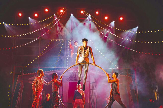 光臨藝術節大型戶外公演，邀請眾多台灣經典劇團輪番演出，首場由FOCA福爾摩沙馬戲團帶來《土地的歌》。（新竹市府提供／邱立雅竹市傳真）