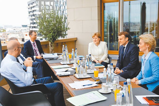 德国总理梅克尔22日前往布鲁塞尔，出席可能是她任内最后一次欧盟峰会。图为去年7月19日欧盟峰会的檔案照，梅克尔（右三）与法国总统马克宏（右二）、欧盟执委会主席冯德莱恩（右一）及欧洲理事会主席米歇尔（左一）举行会谈。（新华社）
