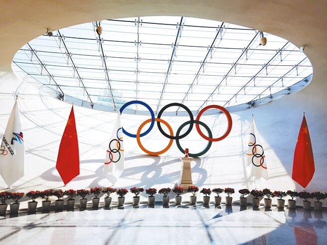 北京明年2月將舉行冬奧，防疫標準仍維持清零。圖為北京「鳥巢」奧林匹克塔天穹廳展出的北京冬奧會火種燈。（新華社）