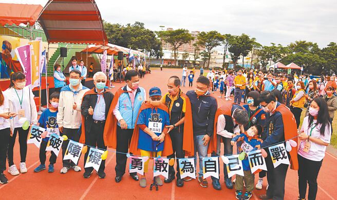 弘毓基金会23日举办「我是小英雄」运动会，60位特殊儿童及长者超越自我。（弘毓基金会提供／陈淑娥台中传真）
