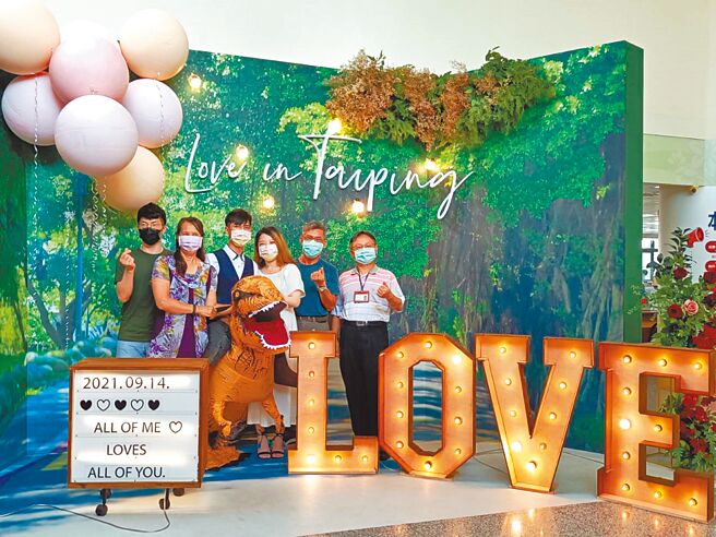 台中市各户政事务所创意设计特色结婚墙，吸引很多新人留影，连洽公民眾都来参观拍照、打卡留念。（台中市府提供／卢金足台中传真）