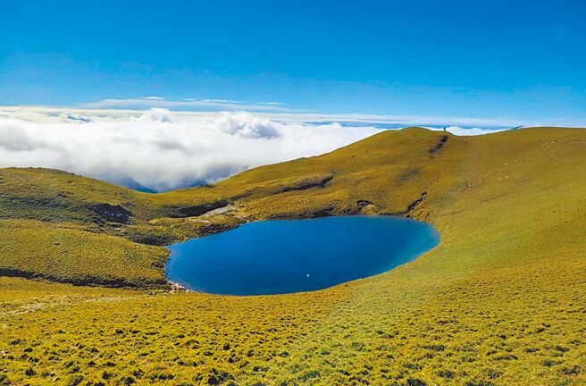 圆规颱风外围环流带来丰沛雨量，满水位的嘉明湖丰盈而美丽。（高山协作邱彦纮提供／庄哲权台东传真）