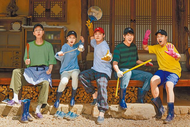 鄭敬淏（左起）、田美都、曹政奭、柳演錫、金大明下鄉體驗《機智山村生活》。（friDay影音提供）