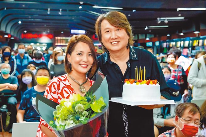 周治平（右）昨舉辦音樂分享會，好友何方到場力挺。（尚時代文創娛樂提供）