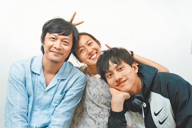 吴昆达（左起）、张诗盈、范少勋在影集中饰演一家人。（Netflix提供）