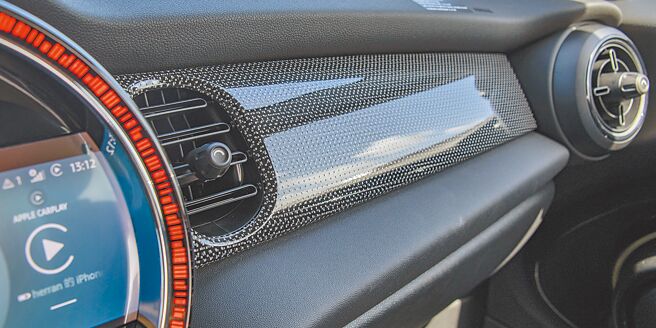 內裝飾板紋路設計得相當特殊。（陳大任攝）