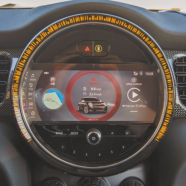 8.8吋中央儀表高解析度觸控螢 幕。（陳大任攝）