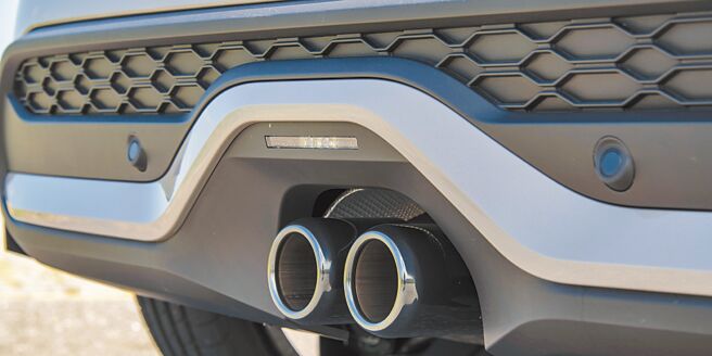 中置鍍鉻雙排氣尾管。（陳大任攝）