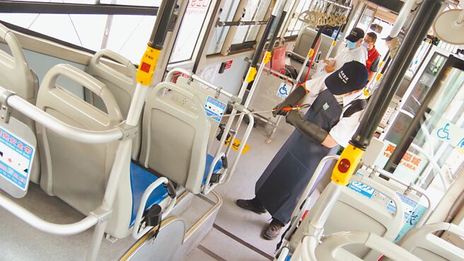 即使疫情趨緩，新北市公共運輸安全防疫仍未鬆懈。（新北市政府提供）