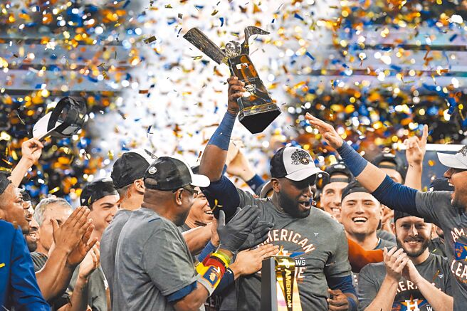 太空人称霸美联，MVP阿瓦瑞兹高举冠军奖杯。（路透）