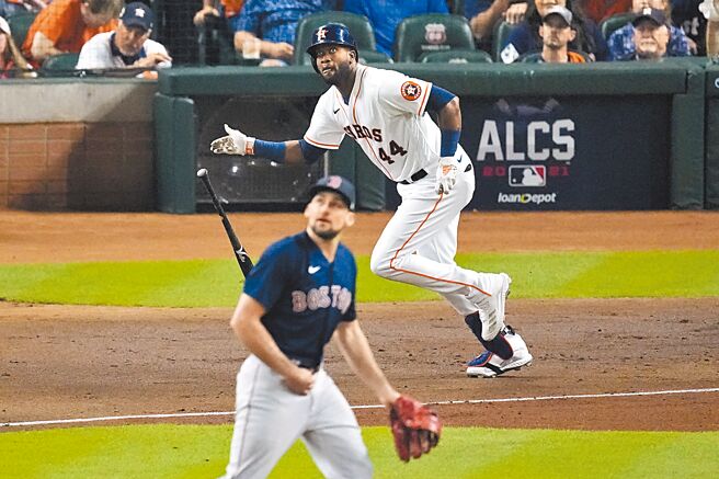 阿瓦瑞兹（上）1局下从红袜先发艾沃迪手中击出1分打点二垒打，助太空人先驰得点。（美联社）