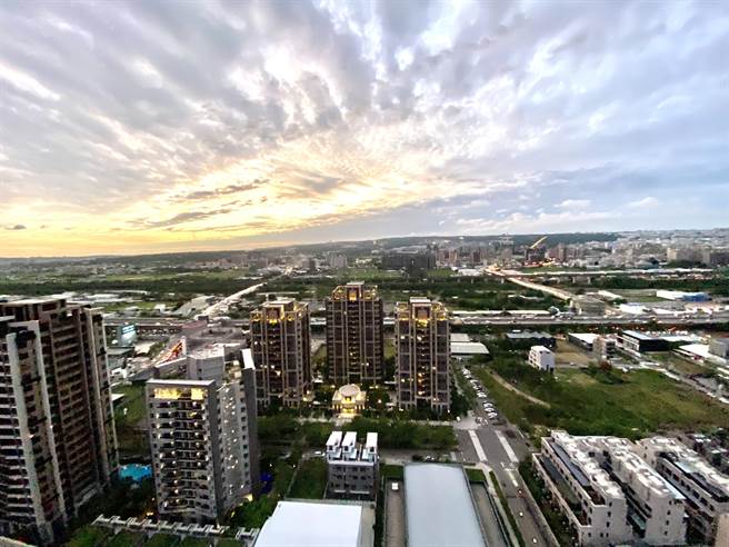 台中市单元二目前最高楼「双橡园1812」，可以欣赏无敌黄金夕阳与星光夜景。（卢金足摄）