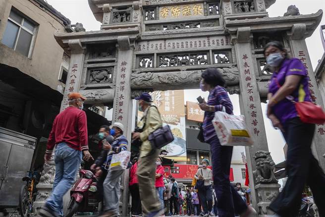 國內疫情趨緩，金門在微解封後開始湧現觀光人潮，知名邱良功母節孝坊附近街道24日擠滿遊客。（黃子明攝）