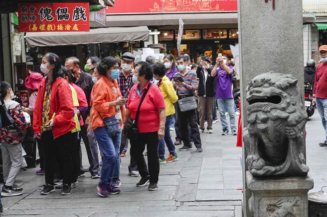 金門在微解封後觀光人潮湧入，知名邱良功母節孝坊附近店家24日門庭若市。（黃子明攝）