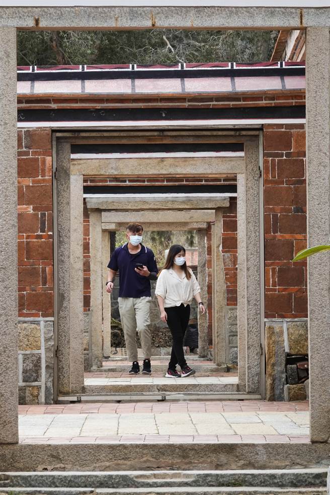 年輕人在金門山后民俗文化村內參觀。（黃子明攝）