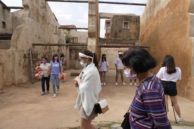 金沙鎮沙美熱門景點「摩洛哥」24日擠滿遊客拍照留念。（黃子明攝）