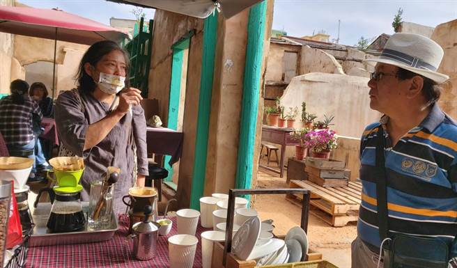 金沙鎮沙美熱門景點「摩洛哥」24日擠滿遊客，旁邊賣咖啡的老闆娘桌面擺滿客人點購杯子，忙得手忙腳亂。（黃子明攝）