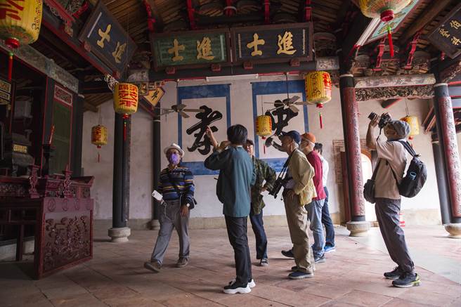 前往金門的遊客在瓊林蔡氏家廟聽去蔡家後人解說家族歷史。（黃子明攝）