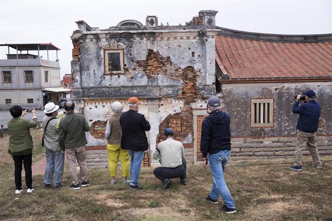 金門在微解封後開始湧現觀光人潮，攝影愛好者聚集北山聚落拍攝戰爭遺跡。（黃子明攝）