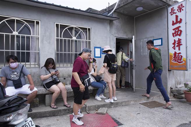 遊客湧入金門，知名小吃店門口再現排隊人潮。（黃子明攝）