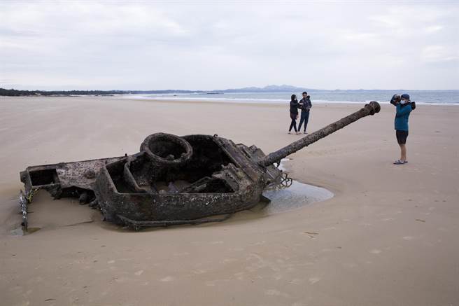 遊客大清早就到歐厝海邊觀看沙攤上的M-18「地獄貓」老戰車。（黃子明攝）