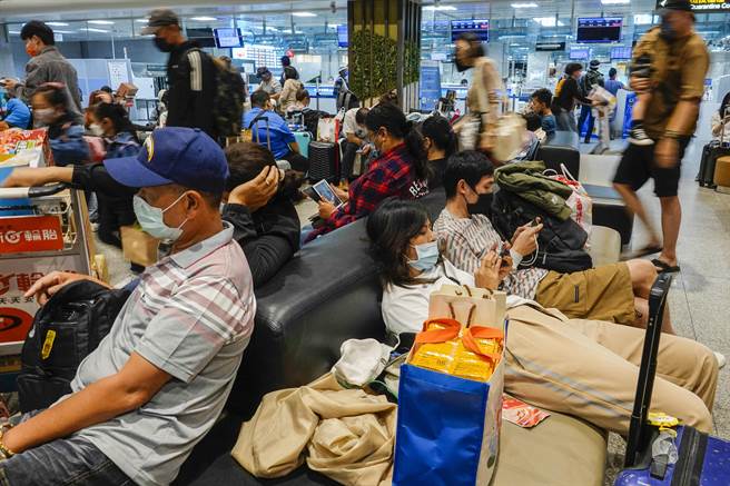 金門在微解封後開始湧現觀光人潮，機場24日班機班班客滿，離境大廳擠滿候機旅客。（黃子明攝）