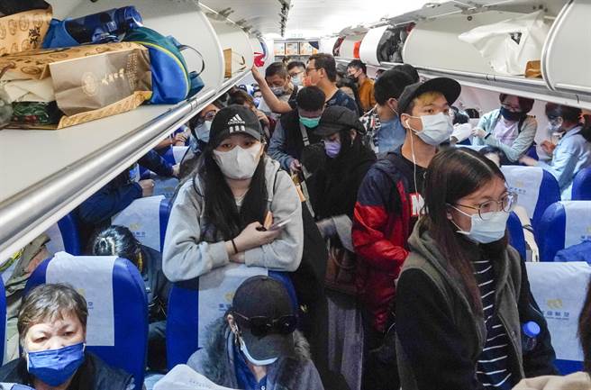 金門在微解封後航班機位ㄧ票難求，航空公司調撥載客較多的A320 班機依舊班班客滿。（黃子明攝）