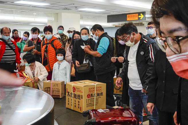 赴金旅客返回台北多數攜帶大包小包金門特產，對離島經濟做出不少貢獻。（黃子明攝）