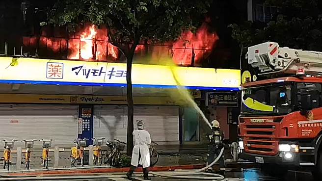 唐宫餐厅失火，火舌从2楼窜出。（民眾提供）