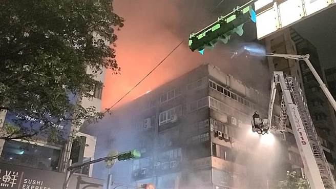 北市餐厅深夜起火，浓烟疑似随油烟管往顶楼窜，冒出火舌。（翻摄画面／胡欣男台北传真）