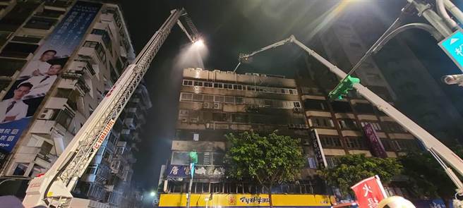 北市知名蒙古烤肉餐厅深夜传出火警，警消灌救灭火后，确认无人伤亡。（翻摄画面／胡欣男台北传真）