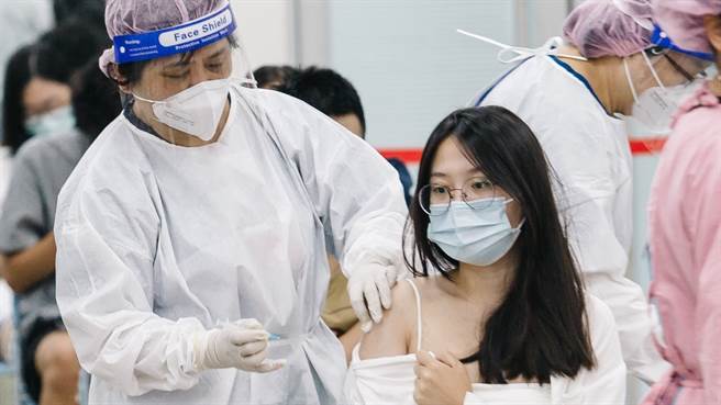 第12輪公費疫苗第二階段今上午10點開放預約，為BNT第一劑及莫德納第二劑，兩款疫苗總計有148萬人符合資格。（圖／示意圖，記者郭吉銓攝影）