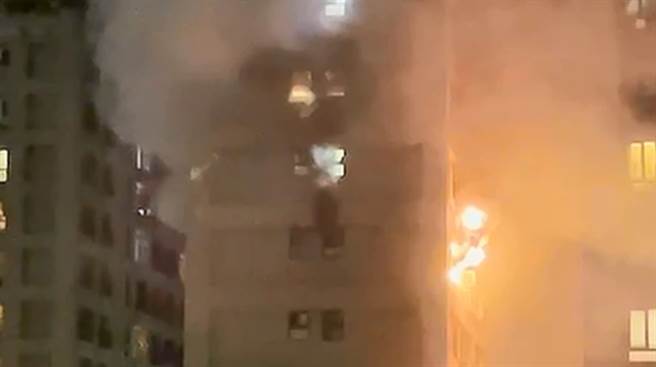 新庄某社区大楼昨晚发生火警，2人吸入性呛伤送医，无人伤亡。（图／翻摄脸书社团「爱新庄我是新庄人」）
