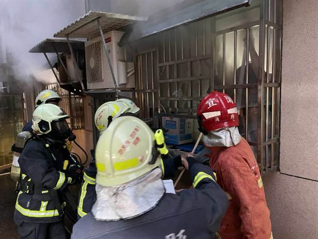 礁溪乡一栋公寓今天清晨发生火警，宜兰县消防局派员抢救，顺利救出受困4人、疏散7人。（宜兰县消防局提供／李忠一宜兰传真）