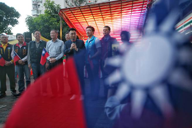 台北市议员罗智强批民进党是「小偷政党」，不敢庆祝台湾光復。图为2020年国民党主席江启臣（中）出席新北市復兴启程联欢会，致词时要大家多支持国民党，也不忘台湾光復。（资料照／陈信翰摄）