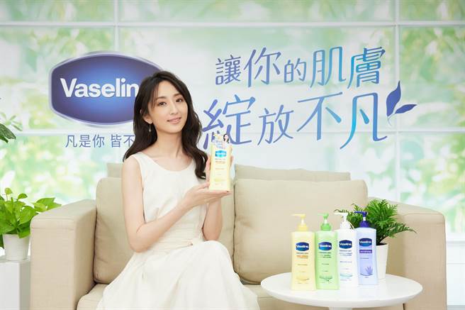 柯佳嬿代言照片。（凡士林提供）