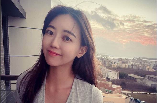 刘一璇去年3月在疫情记者会上提问航空机组员执行任务及居家检疫相关问题，获得陈时中称讚「这个问题问得很好」，也让刘一璇因此爆红。（图／取材自刘一璇Instagram）